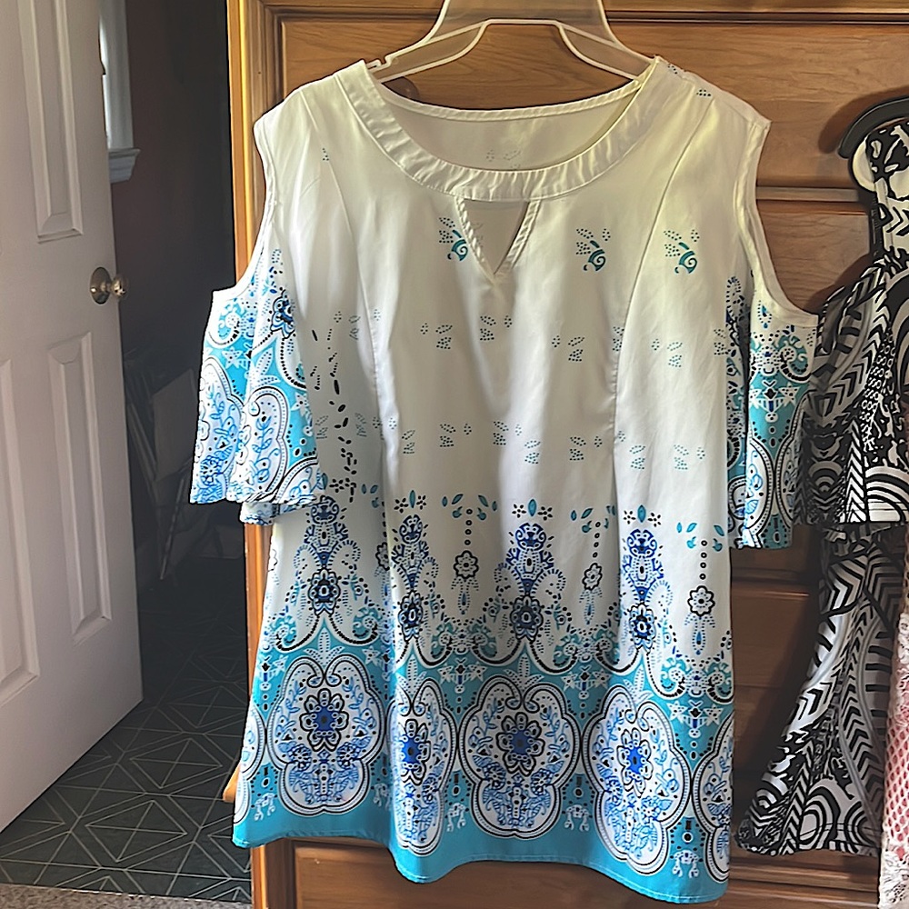 Large - Short sleeves, white, and blue blouse